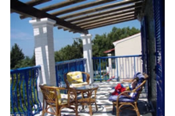 Grecia Chata Paramonas, Exterior